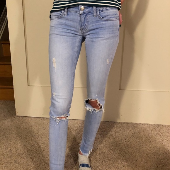 American Eagle light wash ripped jeans - Picture 3 of 3